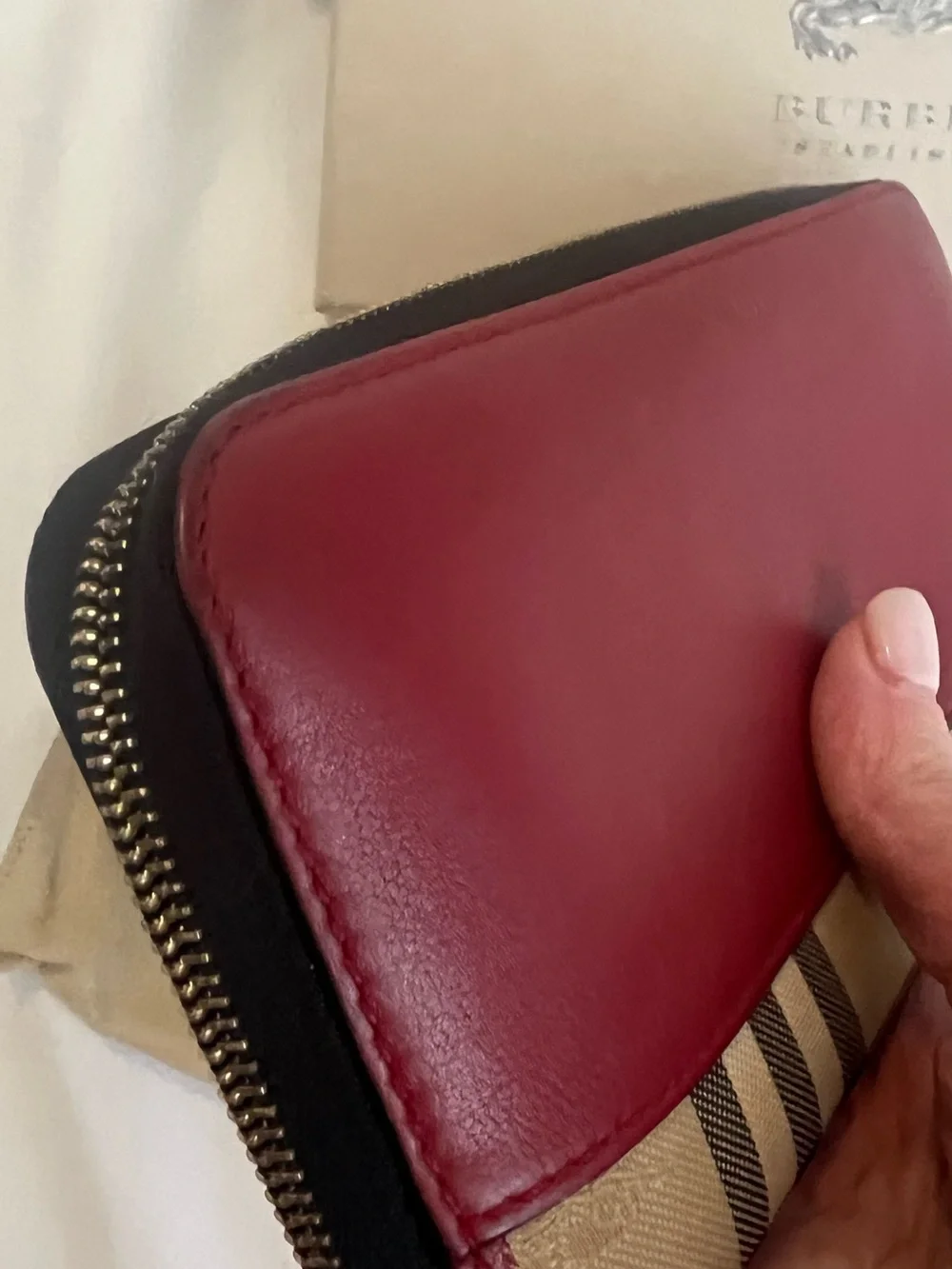 Burberry Red Leather & Beige Check Zip Wallet - Picture 3 of 15